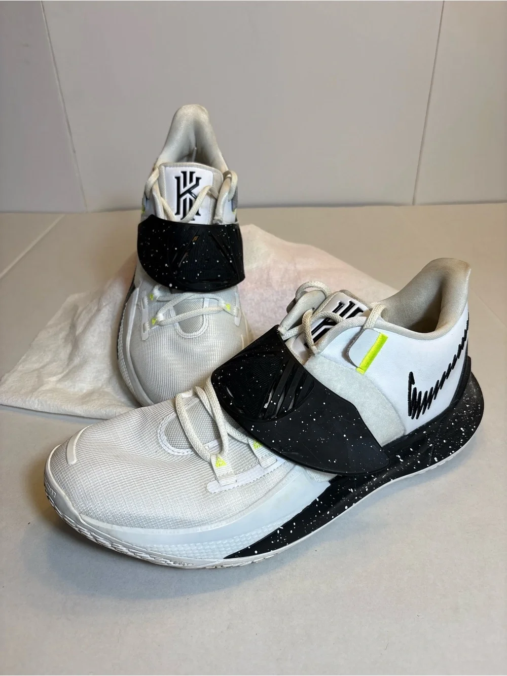 Nike Basketball Kyrie Low 3 Men’s 12.5 White Black Volt CW6228-101 Speckle Strap